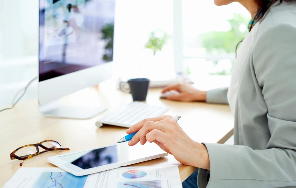 Image of a business woman using a computer at work.